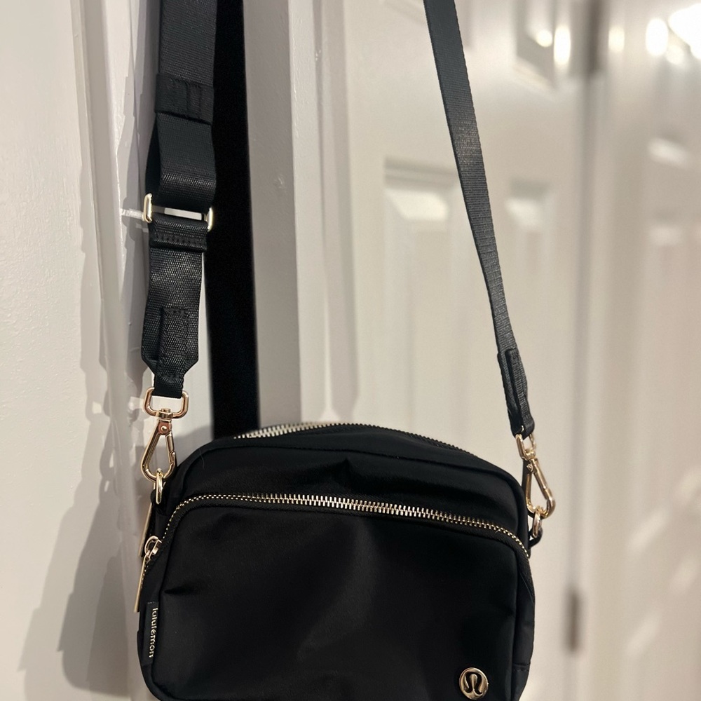 lululemon Everywhere Crossbody Bag 2L
Metal Hardware